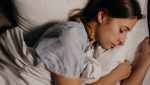 小女孩安然入睡。